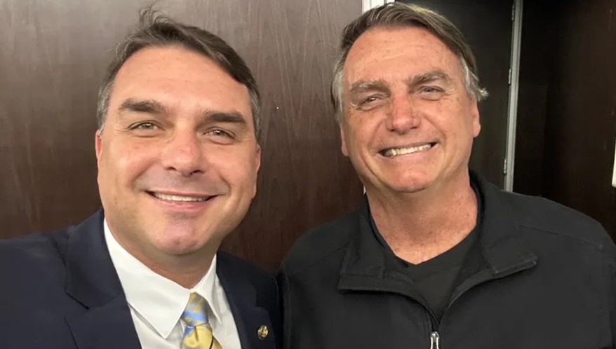 Flávio Bolsonaro visita o pai em Brasília na véspera de debate com Lula na TV Globo