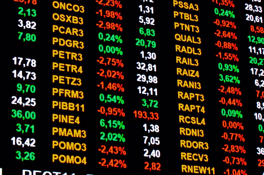 Mercado reage à eleição com dólar em queda e Bolsa perto de recorde