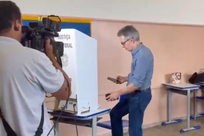 Zema entra com celular na cabine de votação e descumpre regra eleitoral em Minas