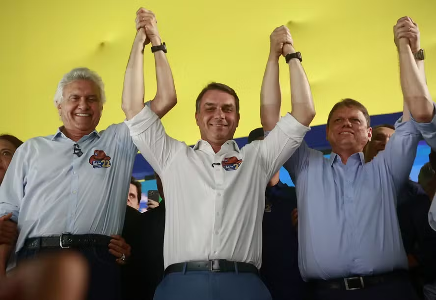 Caiado oficializa apoio a Flávio Bolsonaro em ato que reúne lideranças em Goiânia