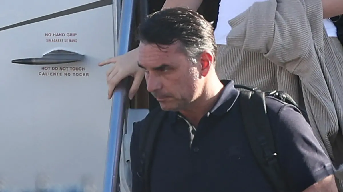 Jato que levou Flávio Bolsonaro aos EUA desviou do espaço aéreo brasileiro para evitar interceptação