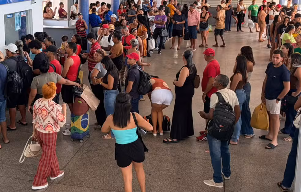 Eleitores enfrentam longas filas e superlotação em terminais de Aracaju
