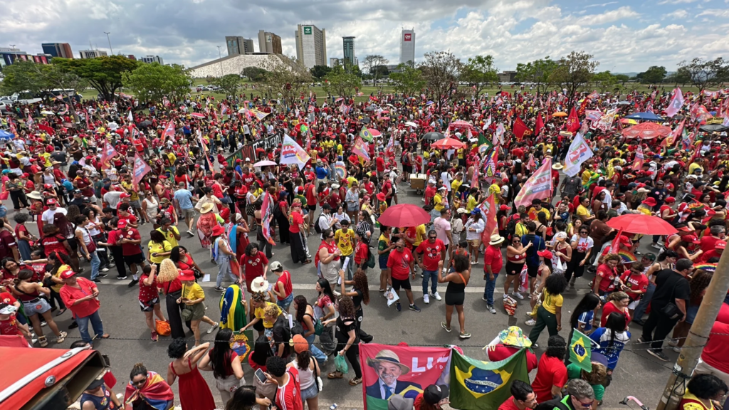 Atos pró-Lula reúnem artistas e apoiadores em cidades brasileiras