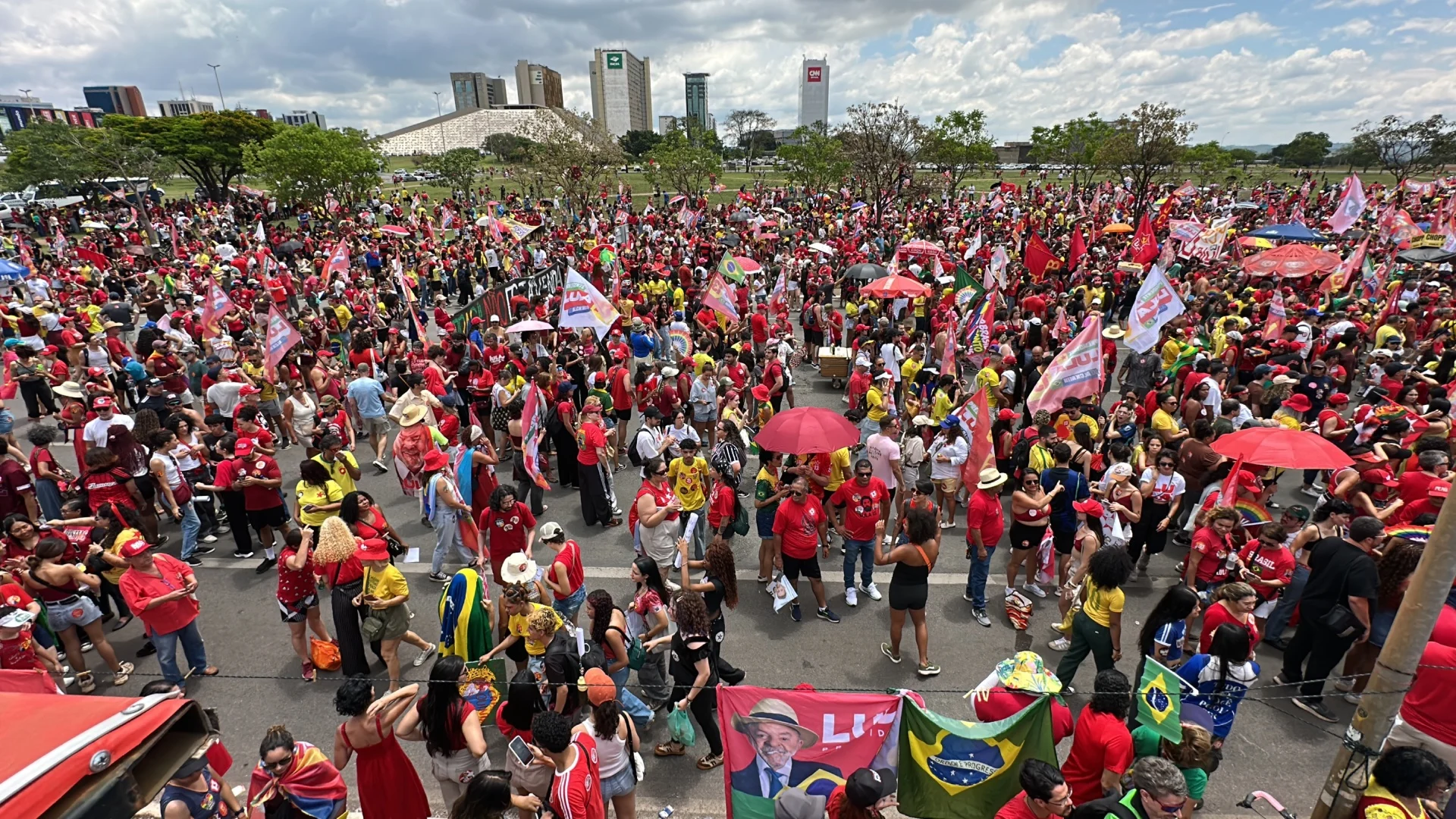 Atos pró-Lula reúnem artistas e apoiadores em cidades brasileiras