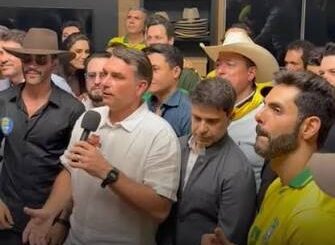 Flávio Bolsonaro dança jingle com artistas e políticos em Goiás
