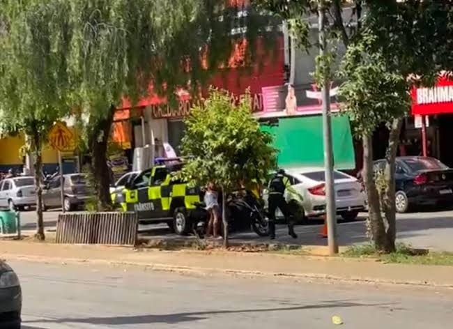 Vídeo: Agente da SMT é agredido durante fiscalização e motociclista foge em Senador Canedo