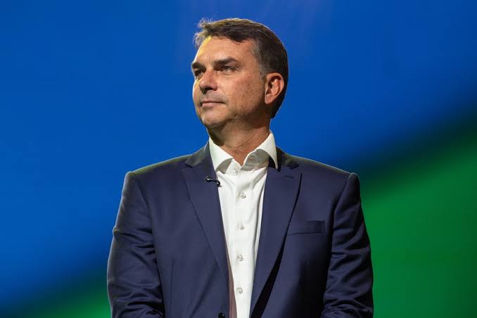 Flávio Bolsonaro desiste de debate da Globo após TSE proibir cadeira vazia de Lula
