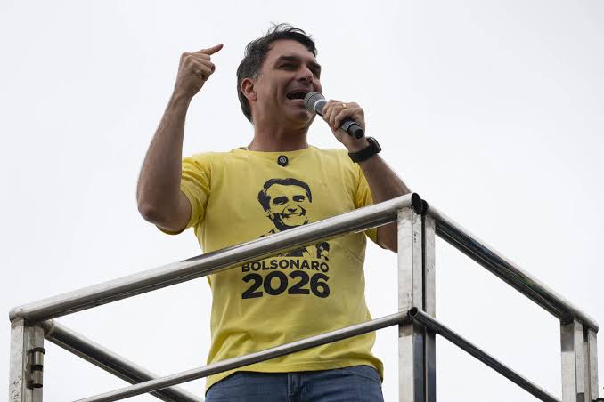 Flávio Bolsonaro vence Lula nos Emirados Árabes Unidos com 659 votos