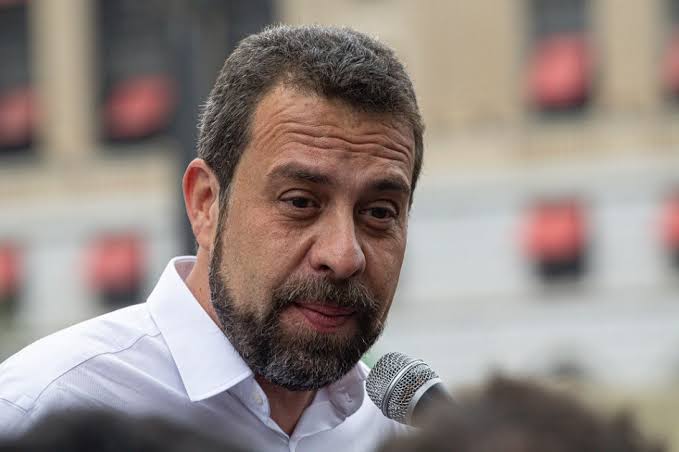 Boulos diz que Flávio fugiu por covardia e pede reflexão a eleitores