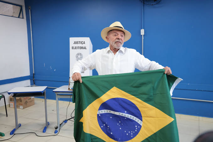 Lula vence Flávio Bolsonaro com 70,5% dos votos na China continental