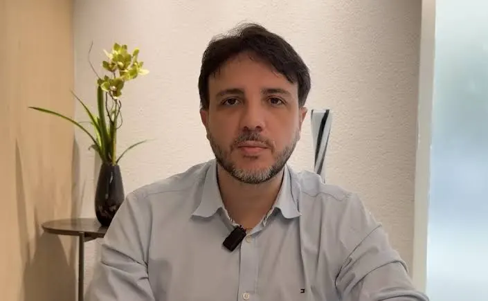 Renan Santos diz que não vai seguir "efeito manada" e nega apoio a Lula ou Flávio no segundo turno