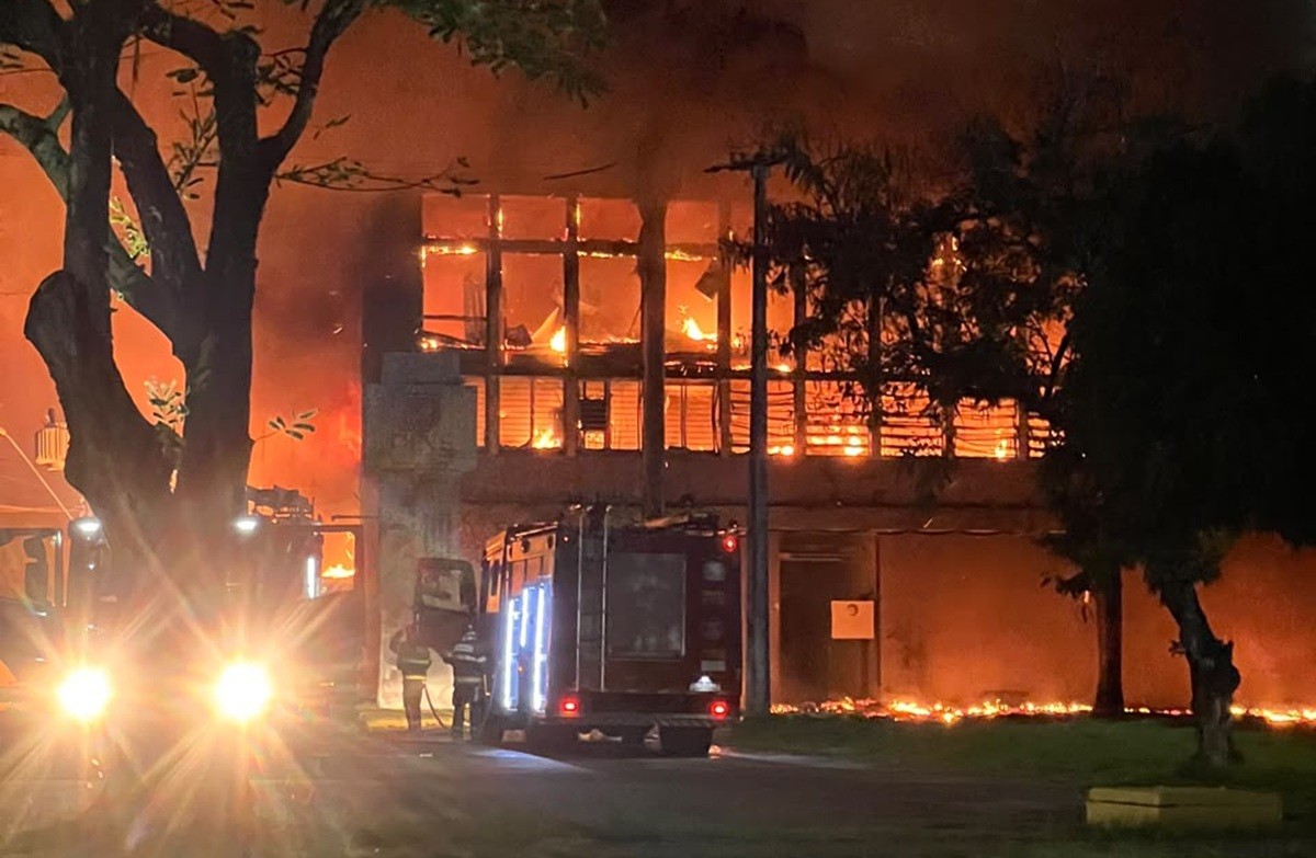 Vídeo: Incêndio atinge prédio da UFPE e destrói equipamentos e pesquisas sobre câncer