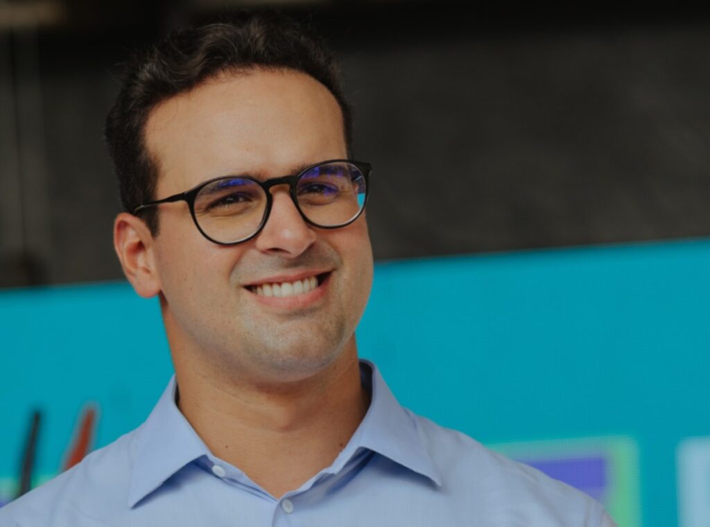 Lucas Ribeiro é reeleito governador da Paraíba em primeiro turno, projeta Datafolha