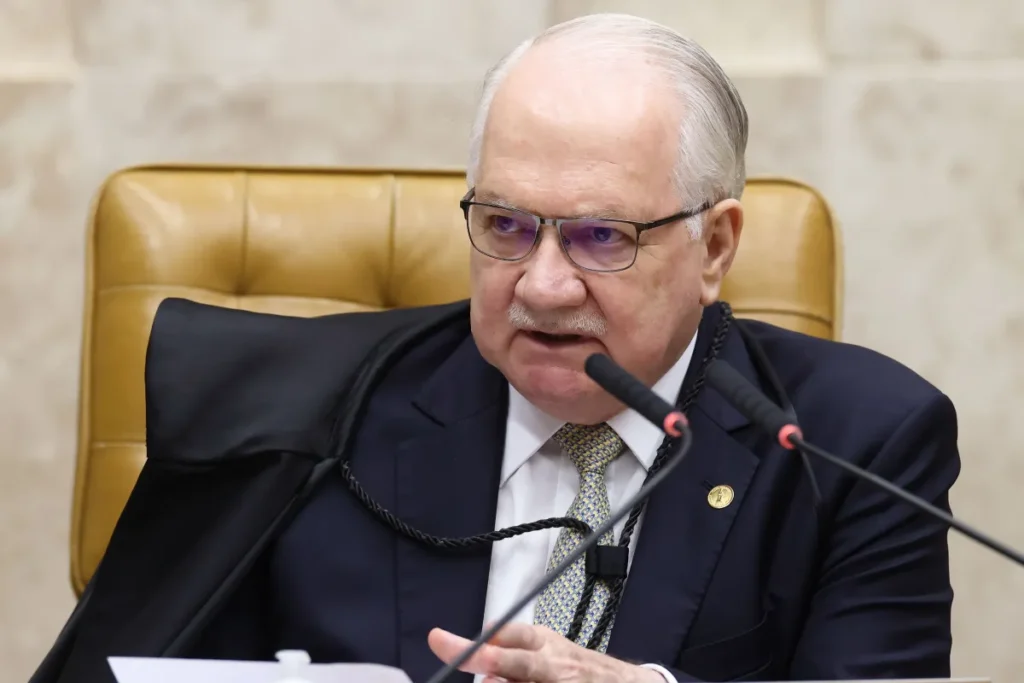 Fachin alerta para erosão da democracia e defende equilíbrio na atuação do STF