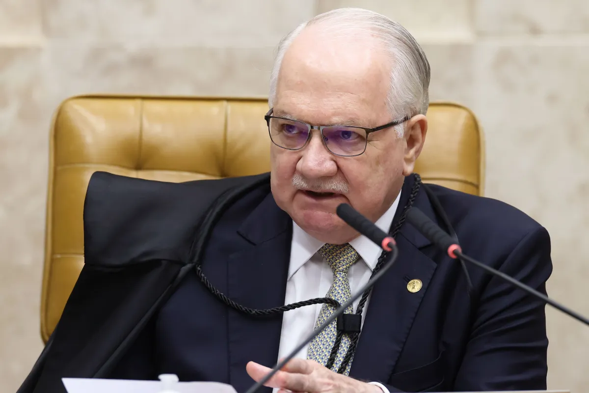 Fachin alerta para erosão da democracia e defende equilíbrio na atuação do STF