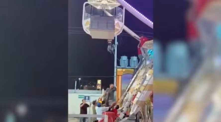Menino fica pendurado do lado de fora de roda-gigante no México e é resgatado