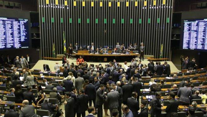 Centrão perde espaço na Câmara, mas mantém poder de decidir rumos do próximo governo