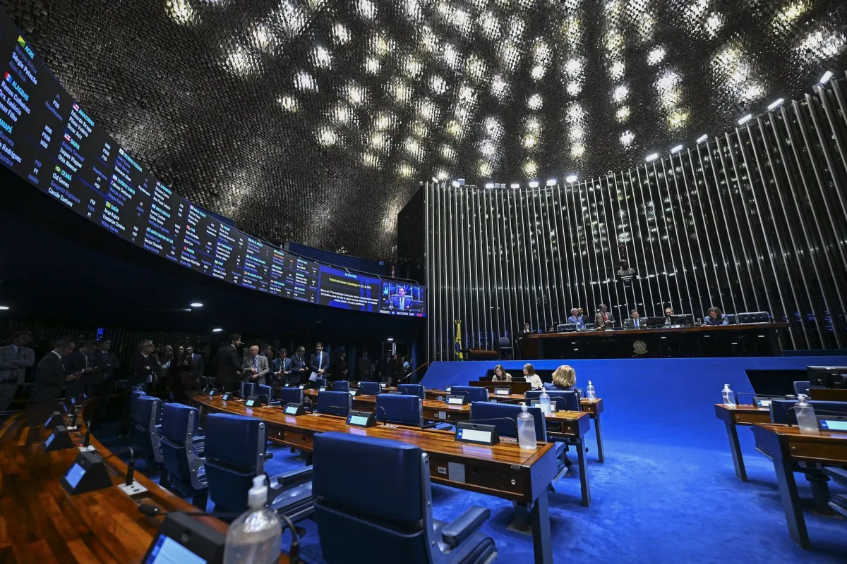 Senado retoma debate sobre fim da escala 6x1 em meio a disputa entre governo e oposição