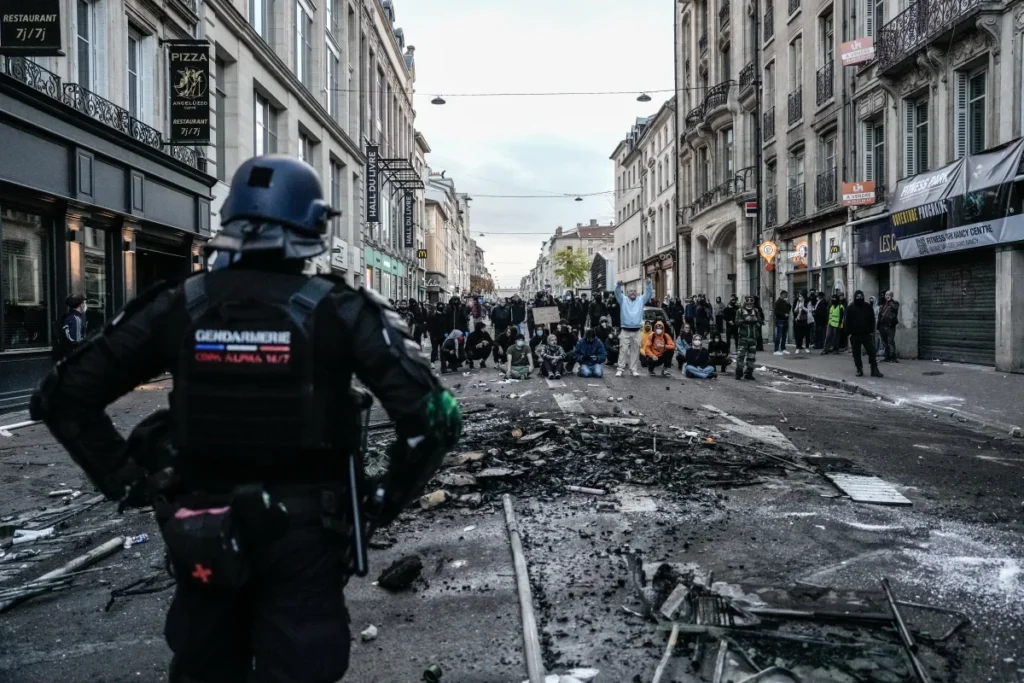 Protestos na França deixa um morto e 2.400 pessoas detidas