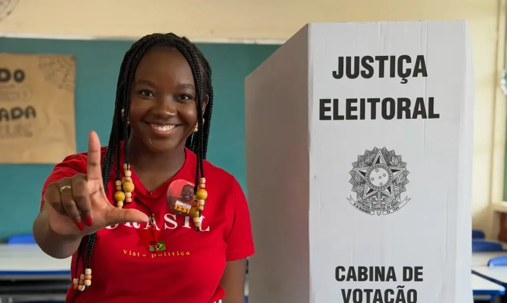 Quem é Ana Elisa, jovem de 21 anos que saiu das redes para Câmara dos Deputados