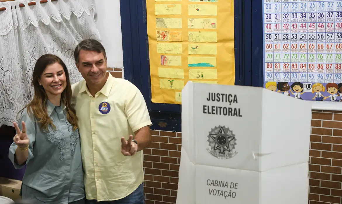 Flávio Bolsonaro vota no Rio, fala em mudança e é alvo de protestos
