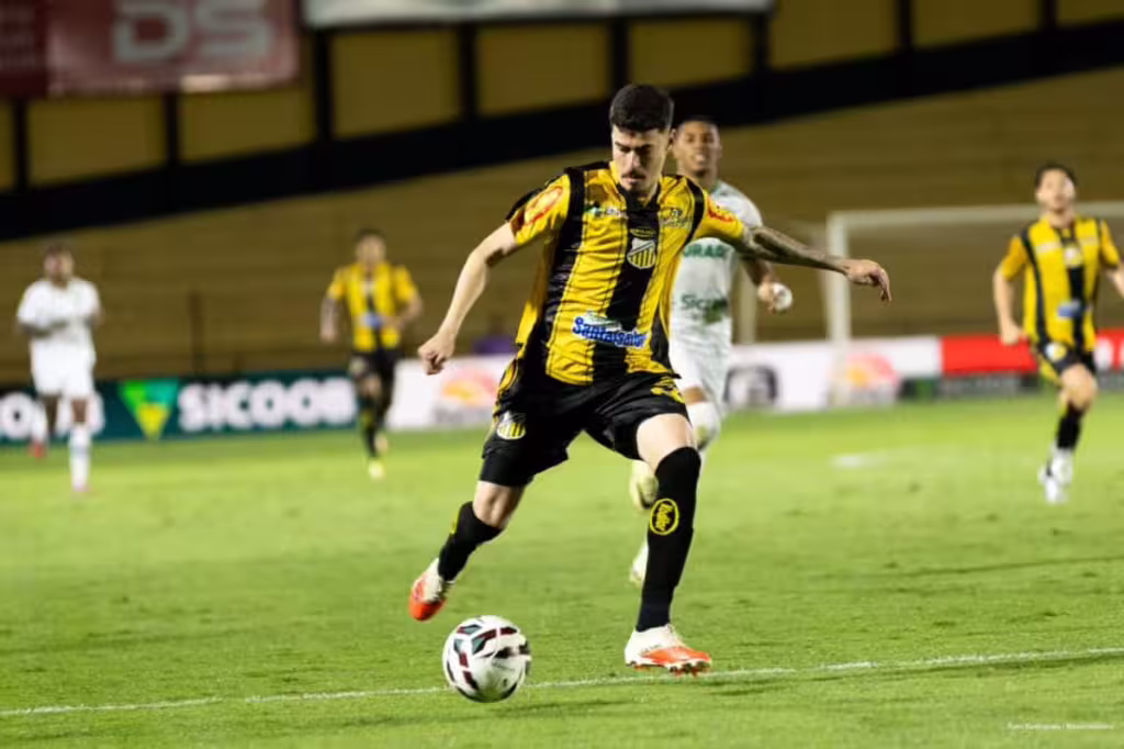 Goiás perde pênalti com Tadeu, é goleado pelo Novorizontino e soma segunda derrota seguida na Série B