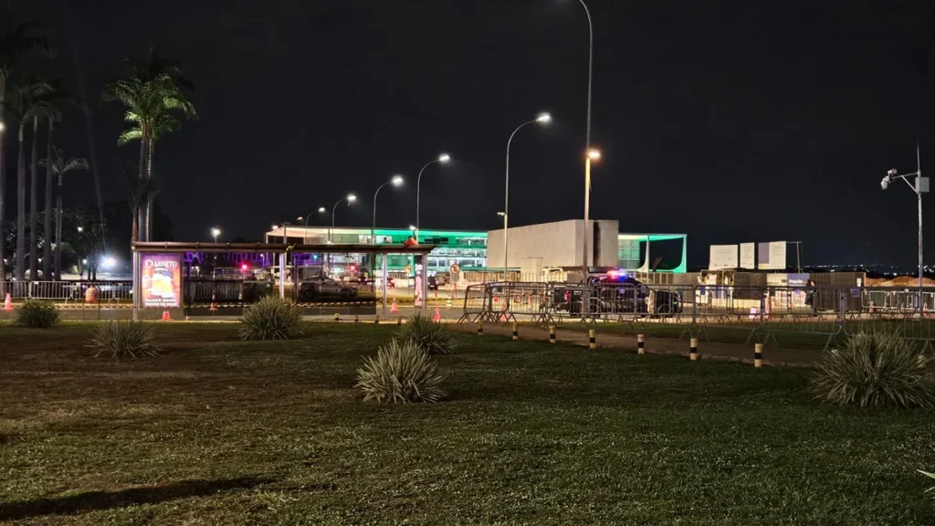 Homem joga mochila perto do STF, é preso e esquadrão antibombas isola a Esplanada