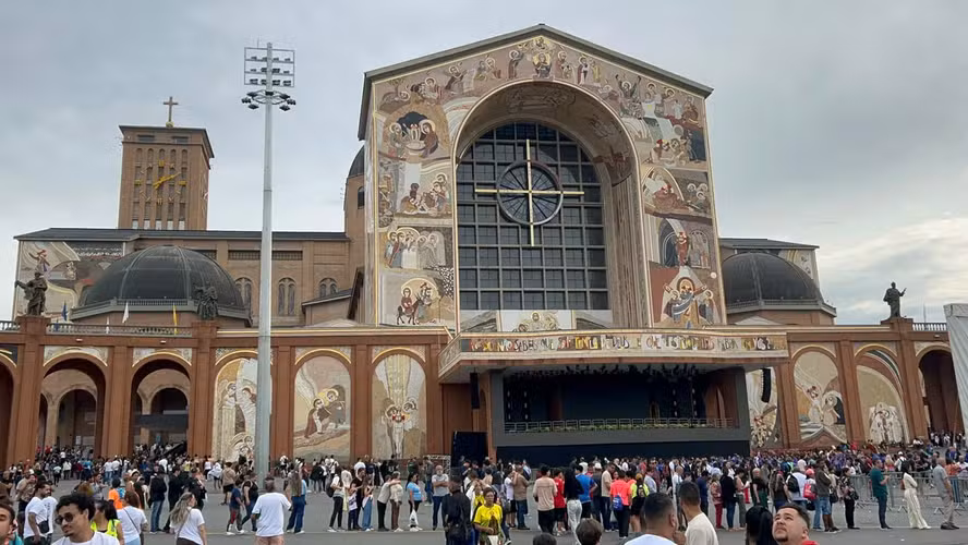 Fiéis enfrentam filas e chuva para ver Nossa Senhora Aparecida