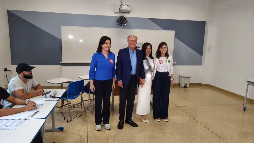 Alckmin vota em SP e diz estar confiante na defesa da democracia