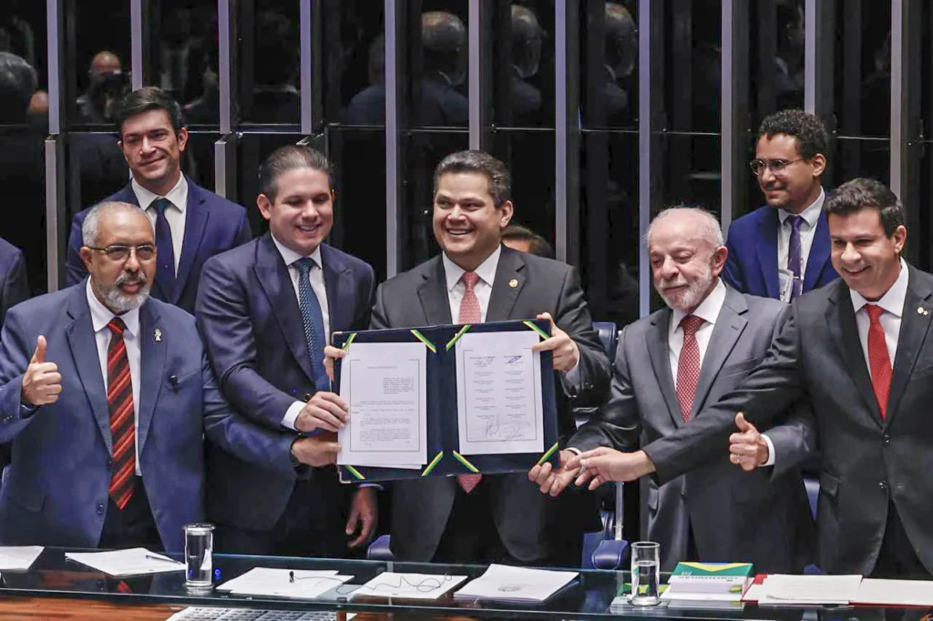 Vídeo: Congresso promulga PEC que acaba com escala 6×1 em sessão com Lula